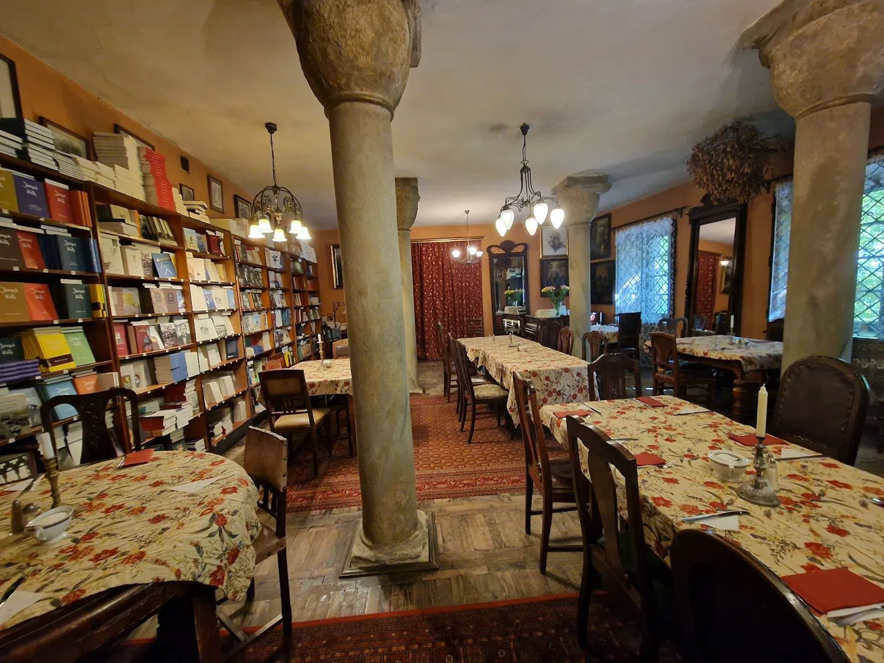 Kazimierz después del anochecer: cómo el barrio más antiguo de Cracovia se convirtió en su corazón más joven