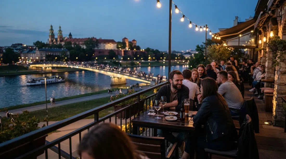 Drukarnia Jazz Club terrass på Nadwiślańska 1 med utsikt över Weichseln i skymning, med floden och broljus i sikte